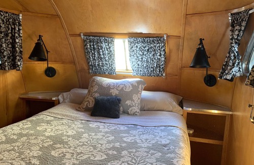 Trail House | Vintage Tiny Home "Isabelle on the Rogue