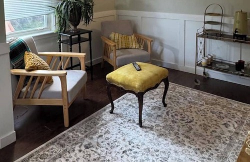 London House | Vintage Vacation in Old East - LHSC/Fanshawe 5 min