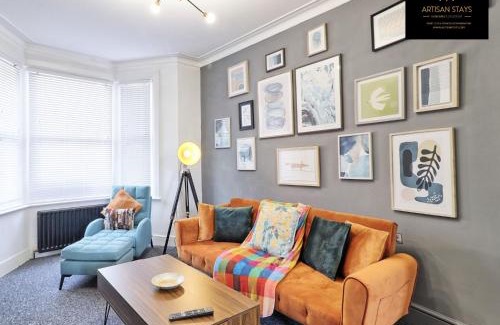 Southend-on-Sea House | Vintage Vibes By Artisan Stays in Southend-On-Sea I Contractors I Pvt Parking I Sleeps 5