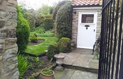 Thornton Dale Cottage | Virginia Cottage “ The Little Gem “ in NYMoors Wi Fi Dog Friendly Hot Tub