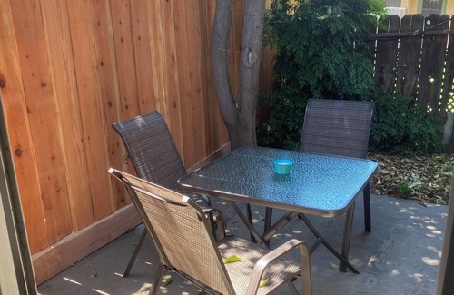 Visalia Condo | Visalia, cozy, clean condo ! Short drive to SEQUOIA NP & downtown.Pets welcome!