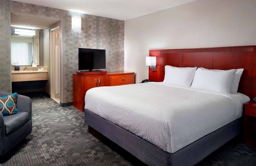 Home Park Hotel | Visit Atlanta Botanical Garden! Pet-friendly Property, Seasonal Outdoor Pool!