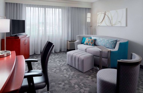 Home Park Hotel | Visit Atlanta Botanical Garden! Pet-friendly Property, Seasonal Outdoor Pool!