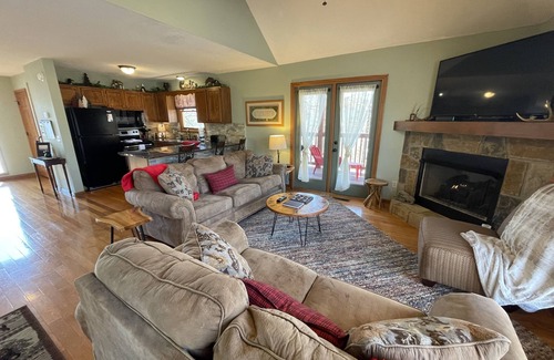 Pigeon Forge Ski Chalet | Visit "Bear Pause" for the perfect vacation! Only minutes from attractions!