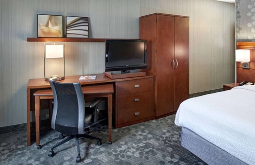Brookfield Hotel | Visit Milwaukee County Zoo! Pet-friendly Property, Indoor Swimming Pool!