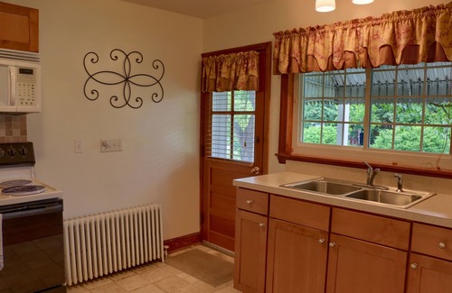 McKnightstown House | Visit our charming cottage this Spring. Enjoy the blooming flowers and scenery.