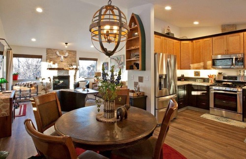 Hillside East House | Visit the Upper Hillside near Chugach State Park nature-rich yet convenient