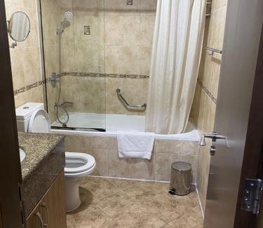 Al Muraqqabat Hotel | VISTA HOTEL APARTMENTS DELUXE