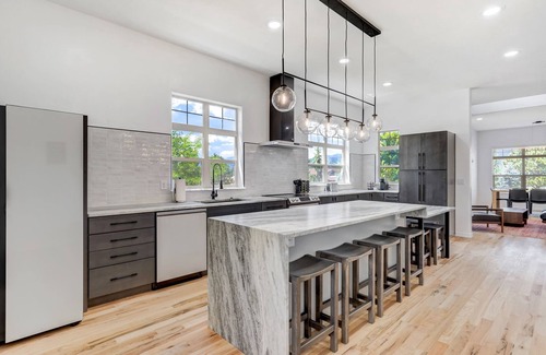 Monument House | Vista Montana! Downtown w Fire Pit, Sauna & BBQ