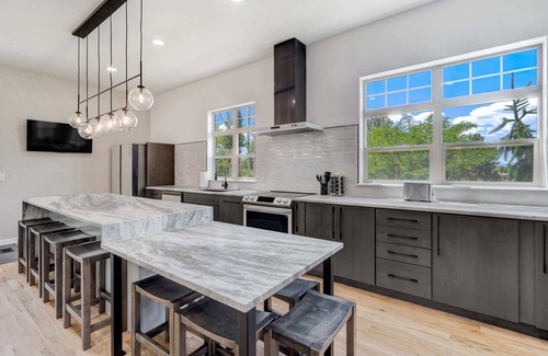 Monument House | Vista Montana! Downtown w Fire Pit, Sauna & BBQ