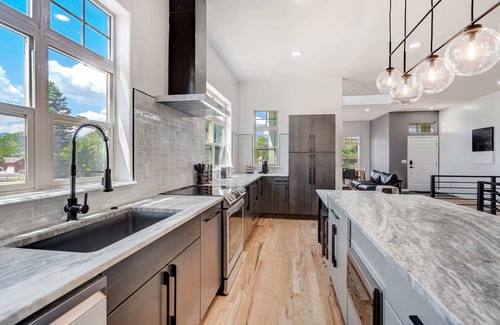 Monument House | Vista Montana! Downtown w Fire Pit, Sauna & BBQ
