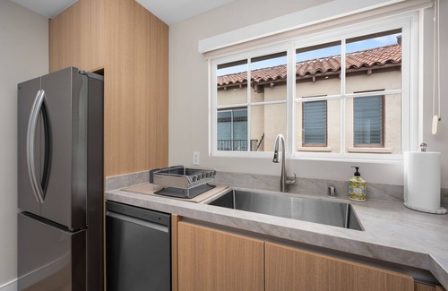 Beach Barber Tract Apartment | VistaSECONDFLOOR2BR|BBQ&HotTubAccess