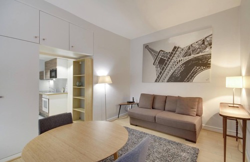 Vivienne Apartment | Vivienne 1 Bedroom Apartment Near Sentier Metro