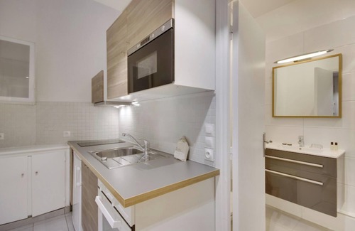 Vivienne Apartment | Vivienne 1 Bedroom Apartment Near Sentier Metro