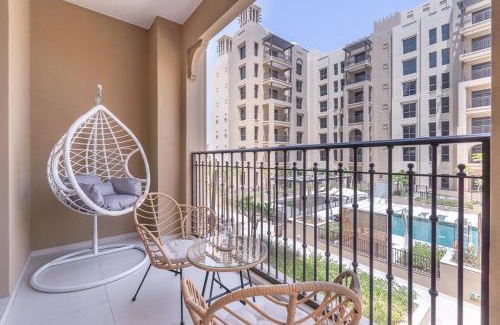 Umm Suqeim 3 Apartment | Vogue Madinat Jumeirah Living with Pool View