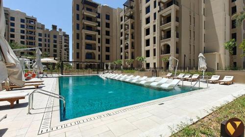 Umm Suqeim 3 Apartment | Vogue Madinat Jumeirah Living with Pool View