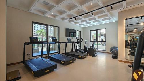 Umm Suqeim 3 Apartment | Vogue Madinat Jumeirah Living with Pool View