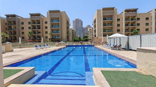 The Greens Apartment | Vogue Modern One-Bedroom Apartment in The Greens by Emaar with balcony