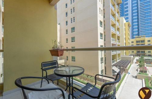 The Greens Apartment | Vogue Modern One-Bedroom Apartment in The Greens by Emaar with balcony
