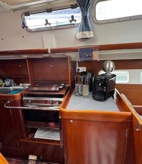 Gruissan Boat Rental | Voilier à quai