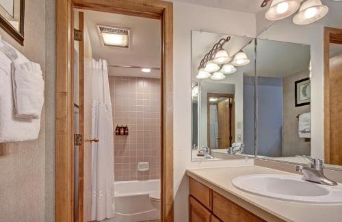 Copper Mountain Village Hotel | Vs645H Village Square Hotel Room