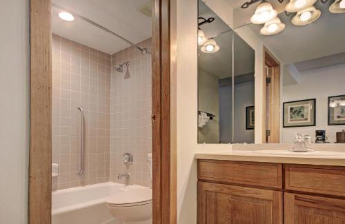 Copper Mountain Village Hotel | Vs645H Village Square Hotel Room