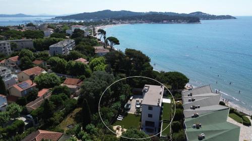 Les Sablettes Villa | Vue et emplacement d'exception à 20 m de la plage des Sablettes