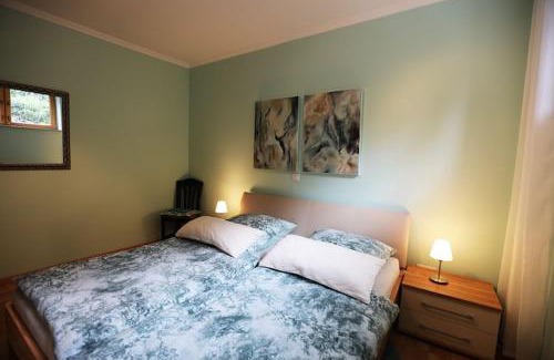 Boverath Apartment | Vulkaneifel Garden Retreat, cleaning included