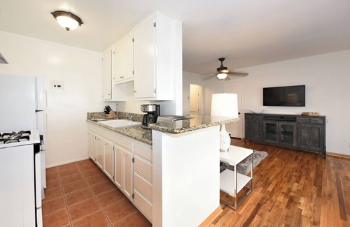 Hollywood Apartment | W2- Charming 1-bedroom apartment in welcoming Los Angeles with WiFi