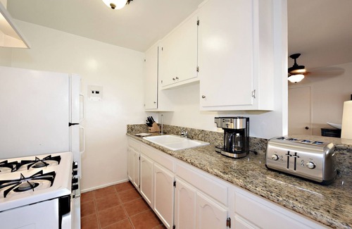 Hollywood Apartment | W2- Charming 1-bedroom apartment in welcoming Los Angeles with WiFi