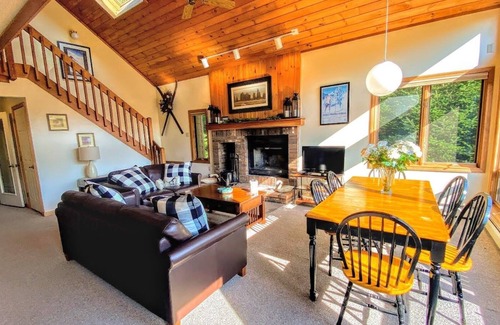 Bretton Woods House | W22 As Seen On TV! Cozy Bretton Woods condo with gorgeous views of the Ski Area; Fast WiFi, Cable!