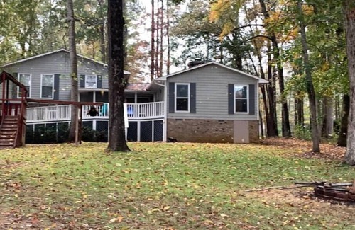 Milledgeville House | Wacky Zackys' Lakehouse ResortnMultiple Family waterfront Home w/boat docknn