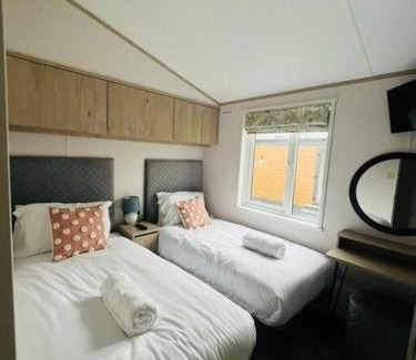 Allerthorpe House | Wag Tail Lodge with Hot Tub