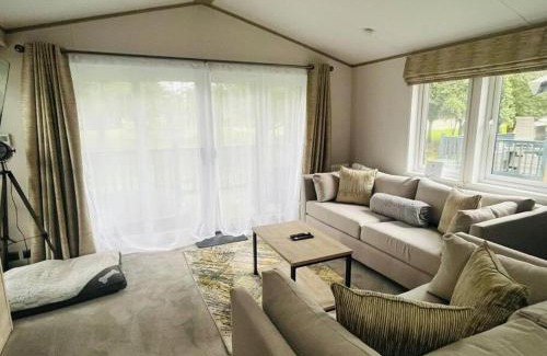Allerthorpe House | Wag Tail Lodge with Hot Tub