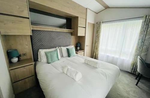 Allerthorpe House | Wag Tail Lodge with Hot Tub