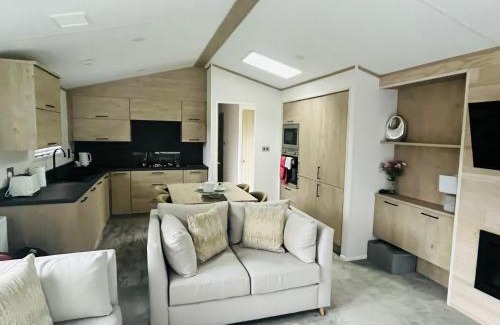Allerthorpe House | Wag Tail Lodge with Hot Tub