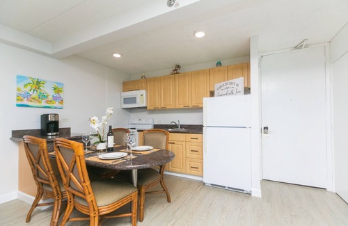Diamond Head - Kapahulu - St. Louis Apartment | Waikiki Sunset * Newly Renovated * Parking * Diamond Head Ocean Views *