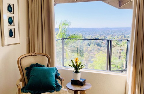 Mount Helix House | Wake to Panoramic views ~ Luxury Retreat Awaits Above the City ~ Hot Tub Oasis 🌴