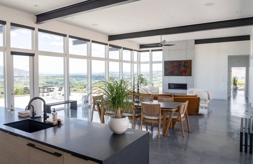 Benton City House | Wake up to vineyard views