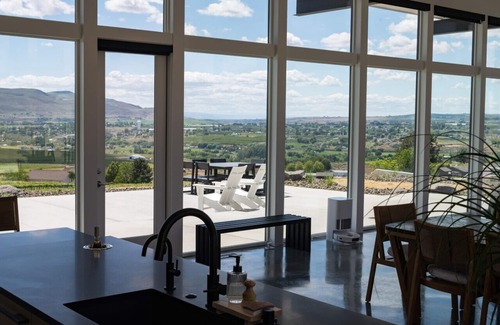 Benton City House | Wake up to vineyard views