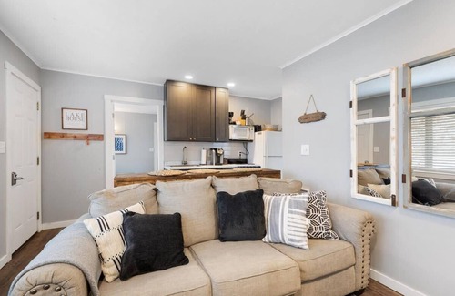 Kimberling City Cabin | Wake Zone @ Lighthouse Lodge – Lake Views & Easy Water Access!