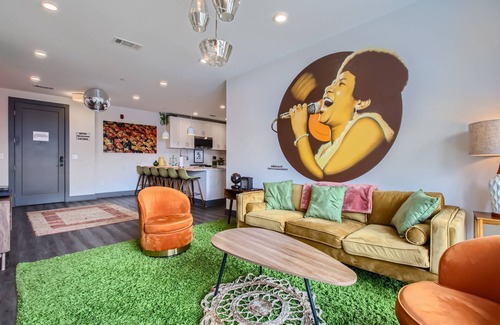 Rutledge Hill Condo | Walk 2 Brdwy * Balcony * Free Parking * Fitness CTR