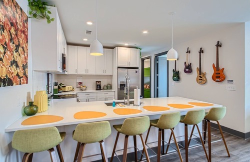 Rutledge Hill Condo | Walk 2 Brdwy * Balcony * Free Parking * Fitness CTR