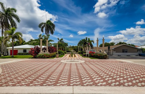 Singer Island Apartment | ☼ Walk 2 the Beach ~♡~ Gorgeous 1 BR ☼