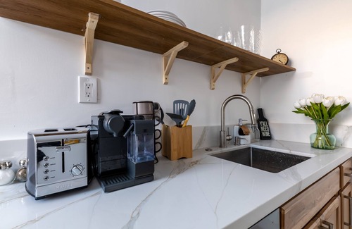 Mid Central House | Walk distance to convention center and Caltech center Pasadena private parking