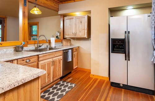 Bend House | WALK EVERYWHERE! 4 BEDROOMS +BONUS RM & QUAINT BACKYARD