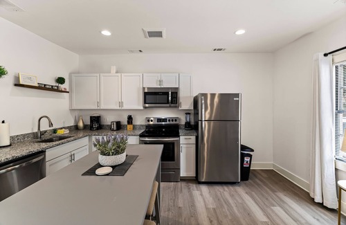 Historic Downtown Savannah Apartment | Walk Everywhere - Steps to Coffee, Forsyth + Amazing Food by Lucky Savannah