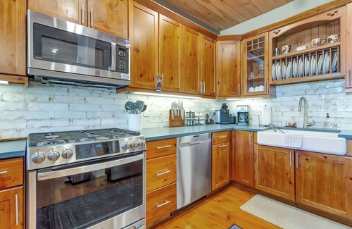 Stratton Mountain House | Walk on/Ski off @Stratton, hot tub, king beds, 2 living spaces, shuttle!