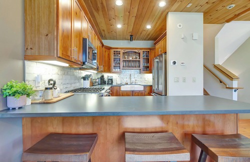 Stratton Mountain House | Walk on/Ski off @Stratton, hot tub, king beds, 2 living spaces, shuttle!