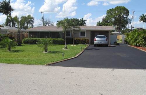 Naples Park Apartment | Walk, Ride or Bike to the Beach